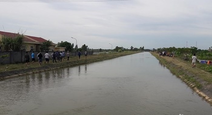 Ra kênh rửa tay chân, một phụ nữ bị nước cuốn trôi ảnh 1