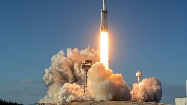 Bất chấp sương mù, SpaceX cất và hạ cánh thành công Falcon 9 ảnh 1