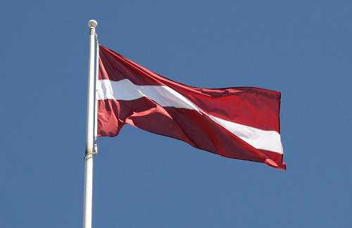 Quốc kỳ của Latvia được sử dụng từ năm nào?