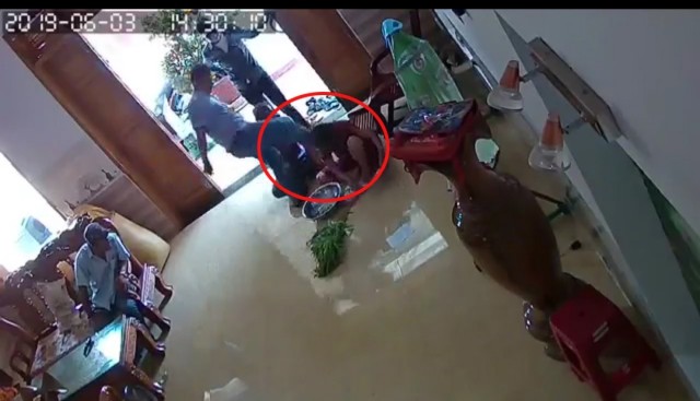 Quảng Nam: Khởi tố 3 đối tượng xông vào nhà hành hung phụ nữ ảnh 1