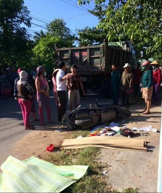 Quảng Trị: Va chạm giữa xe ben và xe máy, 3 mẹ con thương vong ảnh 1