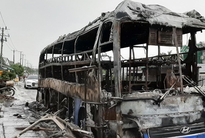 Giám định chất lượng dầu trong xe khách cháy rụi ở Sóc Trăng ảnh 1