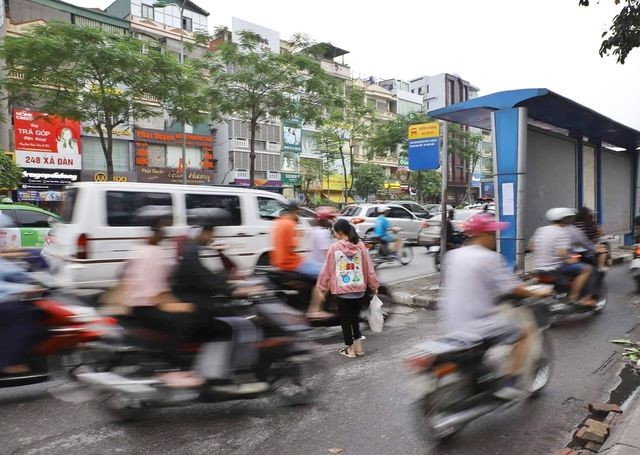 Trạm dừng xe buýt 'bất khuất': Thuận tiện đón trả khách? ảnh 1