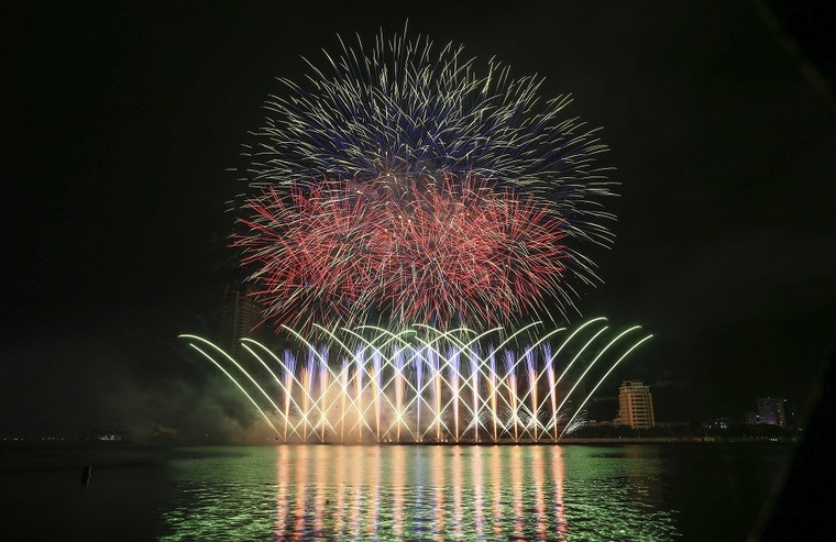 Lễ hội pháo hoa quốc tế Đà Nẵng – bức tranh mỗi năm lại đẹp hơn ảnh 2