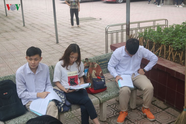 Thi THPT quốc gia: Thí sinh quên thẻ, nhập viện trước buổi thi Ngữ văn ảnh 12