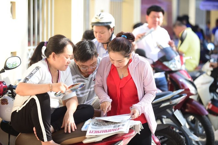 Những khoảnh khắc tình thân xúc động trước giờ thi ảnh 10