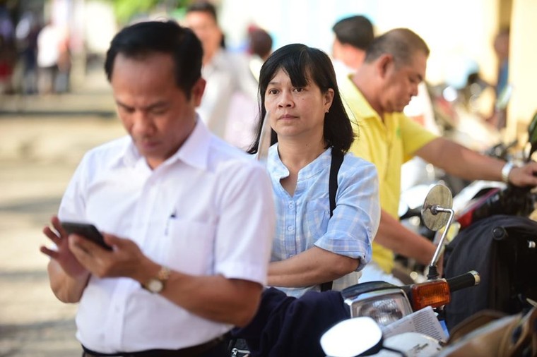 Những khoảnh khắc tình thân xúc động trước giờ thi ảnh 12