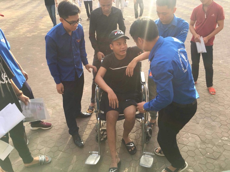 Những khoảnh khắc tình thân xúc động trước giờ thi ảnh 2