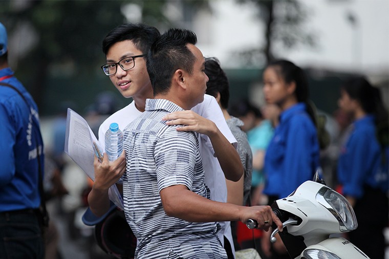 Những khoảnh khắc tình thân xúc động trước giờ thi ảnh 5