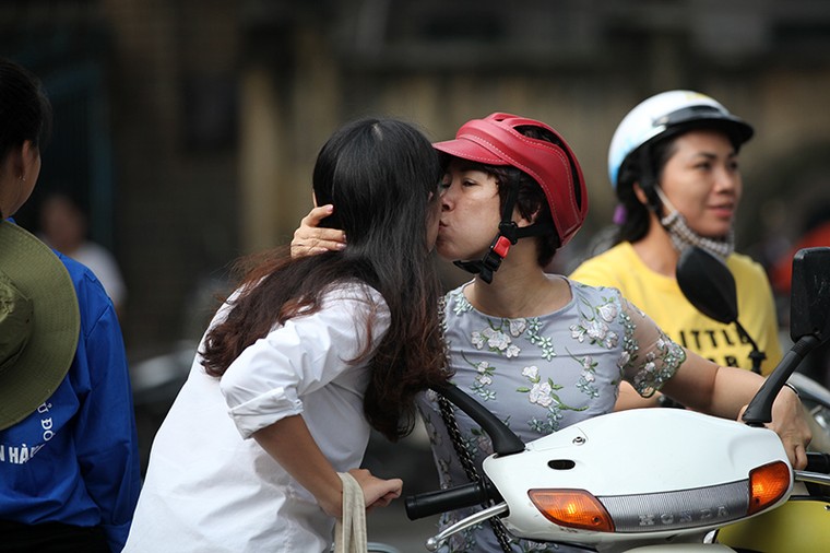 Những khoảnh khắc tình thân xúc động trước giờ thi ảnh 8