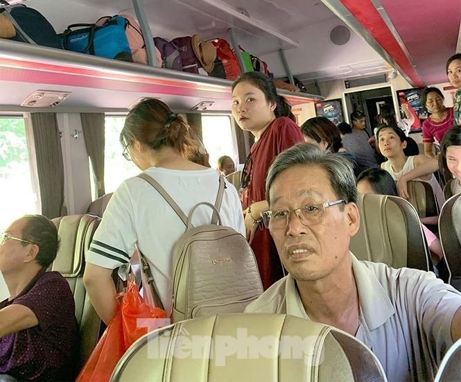 Tàu SE3 trật bánh trên đèo Hải Vân, đường sắt Bắc - Nam tê liệt nhiều giờ ảnh 1