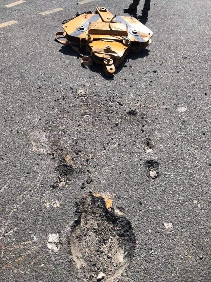 Móc cẩu công trình rơi từ tầng 23 xuống đất khiến nhiều người hốt hoảng ảnh 1