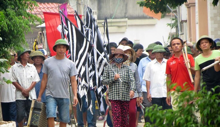 Đám tang đẫm nước mắt tiễn đưa ngư dân tử nạn trong vụ chìm tàu ảnh 1