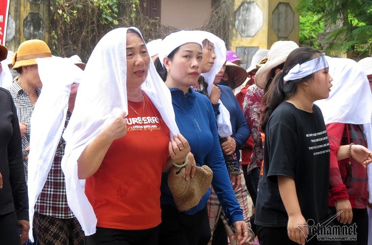 Đám tang đẫm nước mắt tiễn đưa ngư dân tử nạn trong vụ chìm tàu ảnh 2
