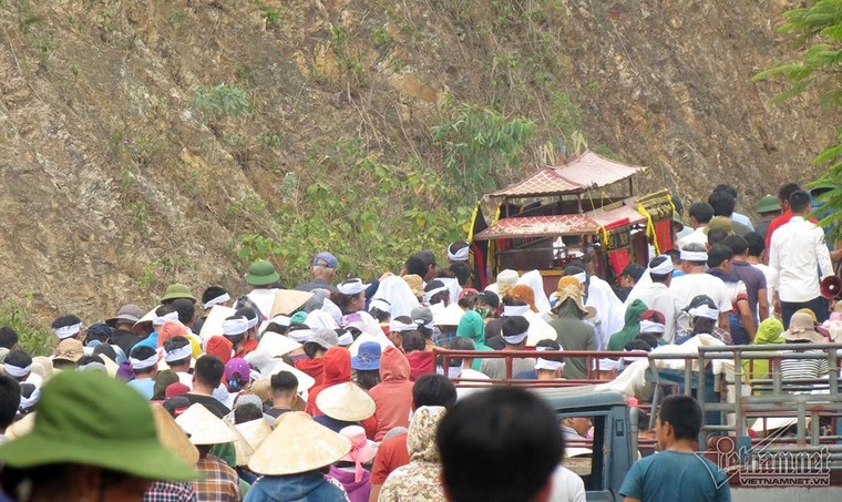 Đám tang đẫm nước mắt tiễn đưa ngư dân tử nạn trong vụ chìm tàu ảnh 3