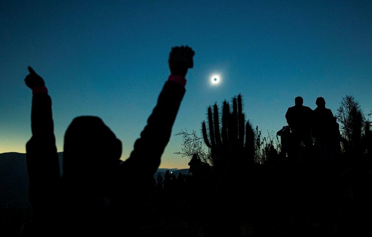 Nhật thực toàn phần cuối cùng của thập niên trên bầu trời Nam Mỹ ảnh 4