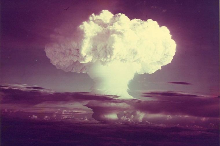 Để nitroglycerin trở nên an toàn hơn, Nobel đã trộn với...