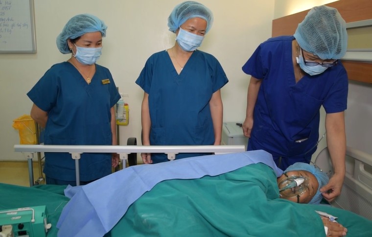 Nhân vật trong bức ảnh lịch sử 'Cô bộ đội bế em bé' và phép màu giữa đời thực ảnh 2