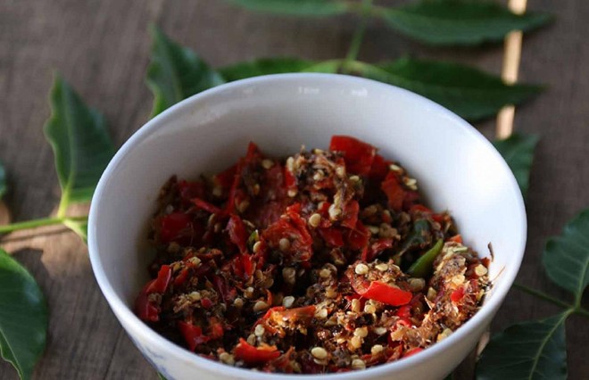 Món ăn nổi tiếng chấm với muối kiến vàng?