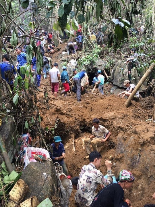 Hàng nghìn người dân đổ lên núi tìm kiếm viên đá trị giá 5 tỷ đồng ảnh 1
