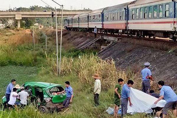 Hiện trường vụ tàu hỏa tông taxi văng xuống ruộng, 5 người thương vong ảnh 1