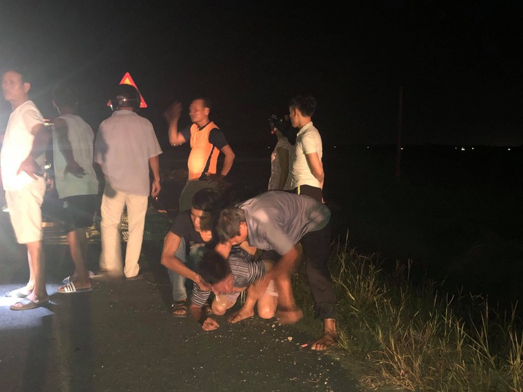 Va chạm với ôtô, 3 chị em chở nhau trên xe đạp điện tử vong thương tâm ảnh 1