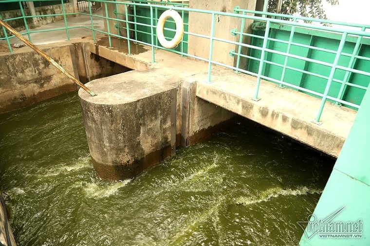 Đón triệu khối nước từ Hồ Tây, sông Tô Lịch đen ngòm chuyển màu xanh mát ảnh 1