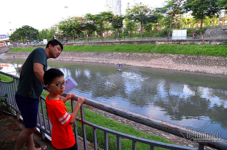 Đón triệu khối nước từ Hồ Tây, sông Tô Lịch đen ngòm chuyển màu xanh mát ảnh 12