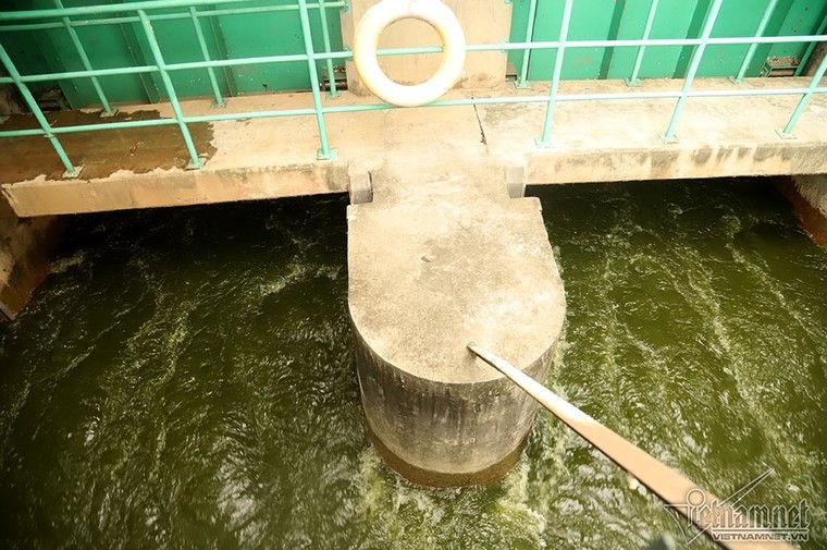 Đón triệu khối nước từ Hồ Tây, sông Tô Lịch đen ngòm chuyển màu xanh mát ảnh 3
