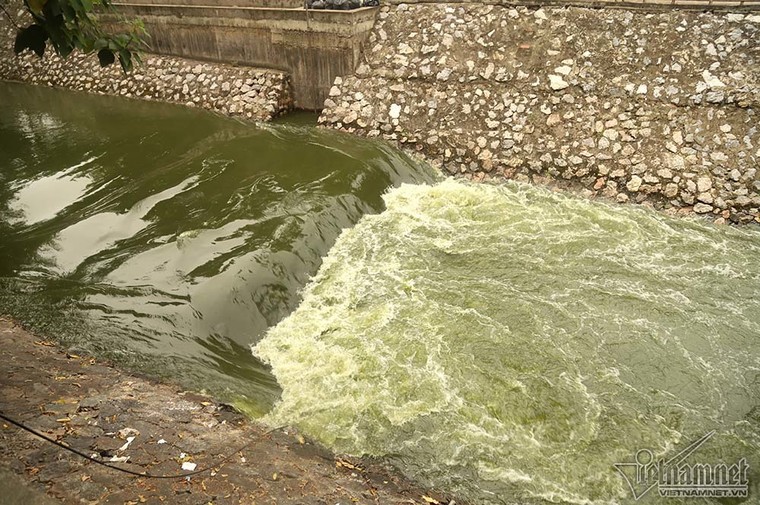 Đón triệu khối nước từ Hồ Tây, sông Tô Lịch đen ngòm chuyển màu xanh mát ảnh 4