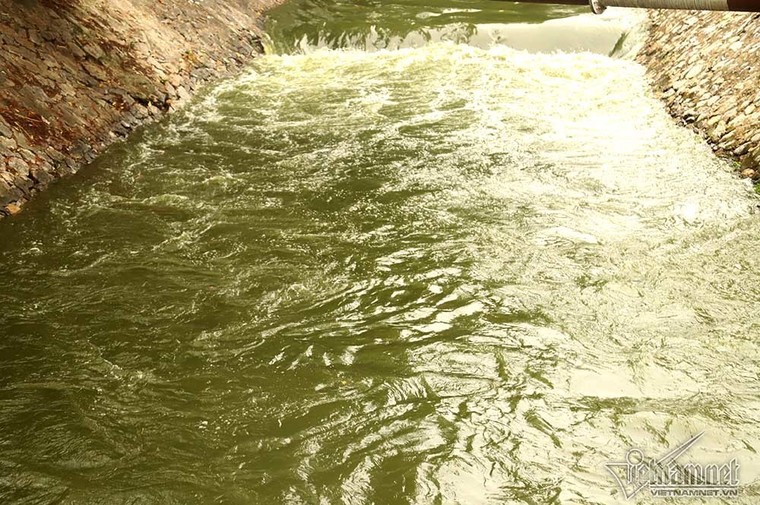 Đón triệu khối nước từ Hồ Tây, sông Tô Lịch đen ngòm chuyển màu xanh mát ảnh 5