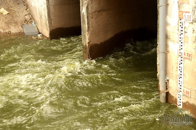 Đón triệu khối nước từ Hồ Tây, sông Tô Lịch đen ngòm chuyển màu xanh mát ảnh 7