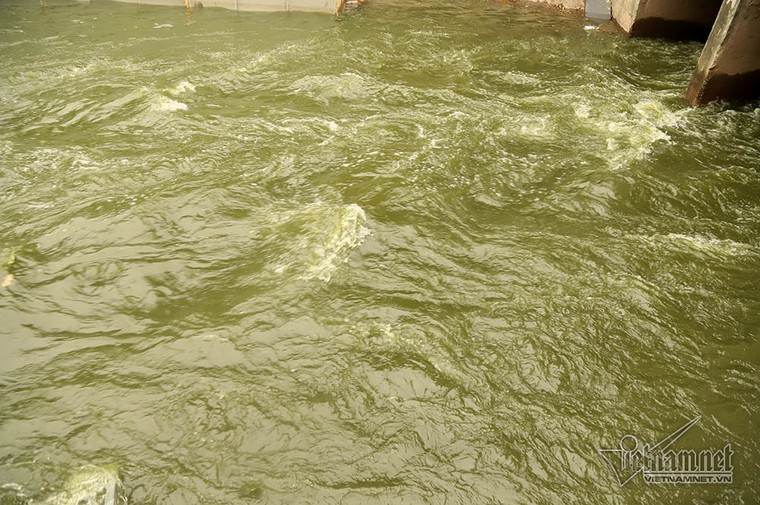 Đón triệu khối nước từ Hồ Tây, sông Tô Lịch đen ngòm chuyển màu xanh mát ảnh 8