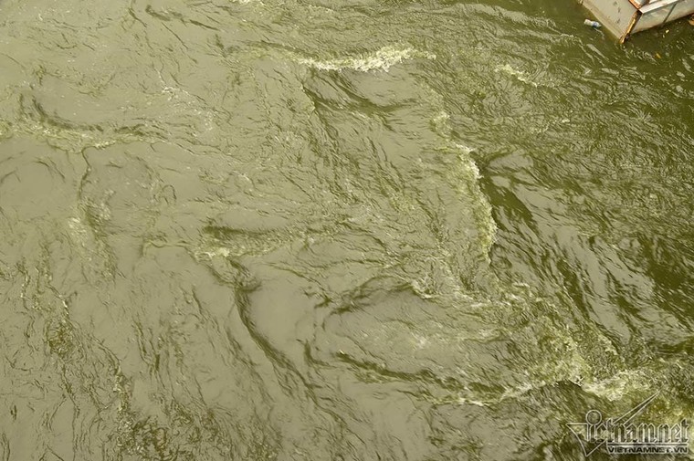 Đón triệu khối nước từ Hồ Tây, sông Tô Lịch đen ngòm chuyển màu xanh mát ảnh 9