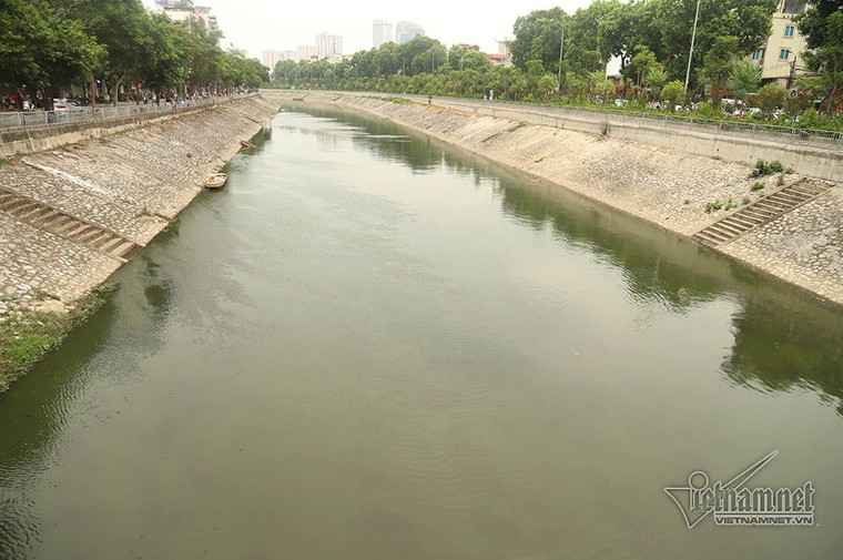 Đón triệu khối nước từ Hồ Tây, sông Tô Lịch đen ngòm chuyển màu xanh mát ảnh 10