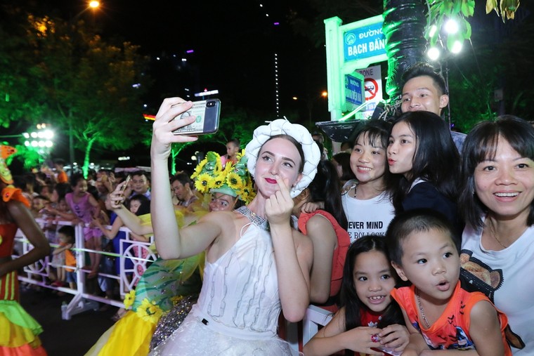 Điều gì khiến Lễ hội Carnival đường phố DIFF 2019 hấp dẫn khán giả đến thế? ảnh 6