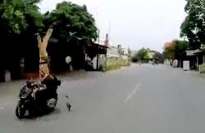 Quái xế 16 tuổi điều khiển xe máy tông hất tung cảnh sát giao thông ảnh 1