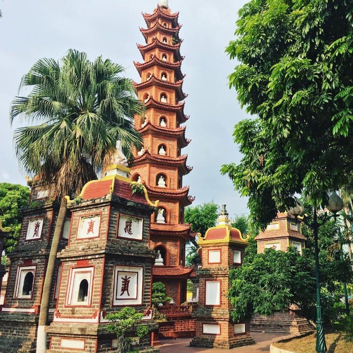 Tòa tháp Lục độ đài sen ở chùa Trấn Quốc được dựng vào năm nào?