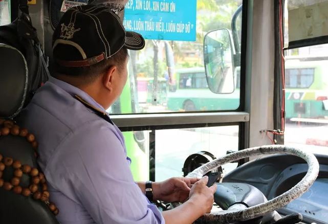 Khen thưởng tài xế xe buýt dũng cảm đánh lái, ép ngã kẻ cướp xe máy ảnh 1