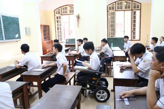 Thí sinh khuyết tật làm bài trên xe lăn đạt điểm 10 môn tiếng Anh ảnh 2