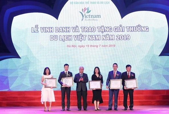 Tập đoàn FLC giành 'cú đúp' Giải thưởng Du lịch Việt Nam 2019 ảnh 1