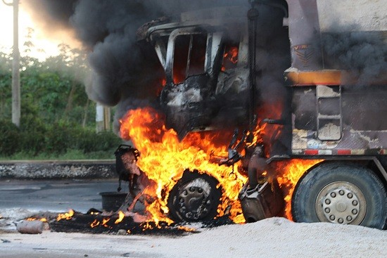 Toàn cảnh vụ xe bồn bốc cháy khiến 2 người chết ở Bà Rịa - Vũng Tàu ảnh 1