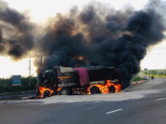 Toàn cảnh vụ xe bồn bốc cháy khiến 2 người chết ở Bà Rịa - Vũng Tàu ảnh 2