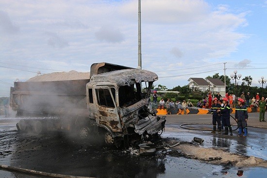 Toàn cảnh vụ xe bồn bốc cháy khiến 2 người chết ở Bà Rịa - Vũng Tàu ảnh 5