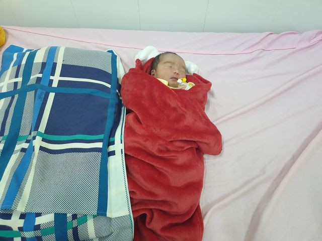 Phát hiện bé gái vừa sinh bị bỏ rơi ở ghế đá công viên ảnh 1