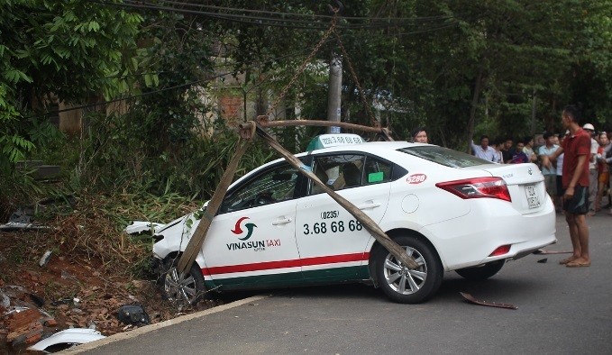 Taxi phóng nhanh, vượt ẩu tông chết 2 người đi xe máy ở Quảng Nam ảnh 1