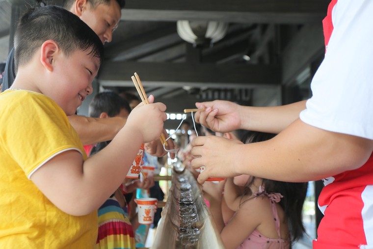 Bắt gặp gia đình Xoài, Thắng Cuội tại Lễ hội mặt trời mọc Sun World Halong Complex ảnh 9