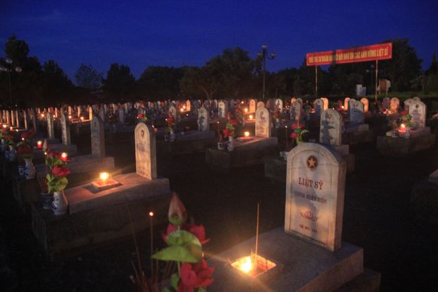Hàng vạn ngọn nến lung linh thắp sáng 72 nghĩa trang liệt sĩ ảnh 10