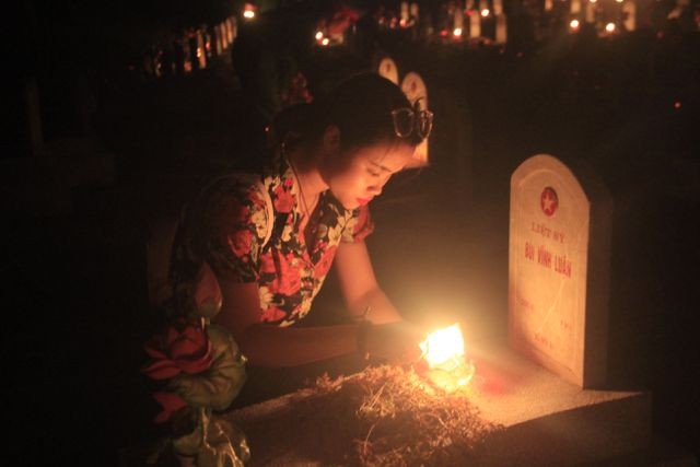 Hàng vạn ngọn nến lung linh thắp sáng 72 nghĩa trang liệt sĩ ảnh 11