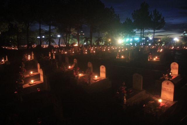 Hàng vạn ngọn nến lung linh thắp sáng 72 nghĩa trang liệt sĩ ảnh 12